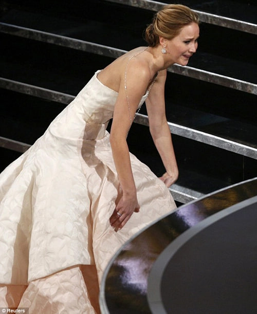Jennifer Lawrence và cú ngã trên chiếc váy gần trăm tỷ 10 năm trước đến giờ vẫn là topic hot bền bỉ- Ảnh 2. Jennifer Lawrence và cú ngã trên chiếc váy gần trăm tỷ 10 năm trước đến giờ vẫn là topic hot bền bỉ- Ảnh 2.