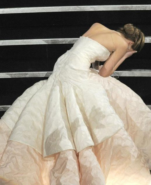 Jennifer Lawrence và cú ngã trên chiếc váy gần trăm tỷ 10 năm trước đến giờ vẫn là topic hot bền bỉ- Ảnh 5. Jennifer Lawrence và cú ngã trên chiếc váy gần trăm tỷ 10 năm trước đến giờ vẫn là topic hot bền bỉ- Ảnh 5.