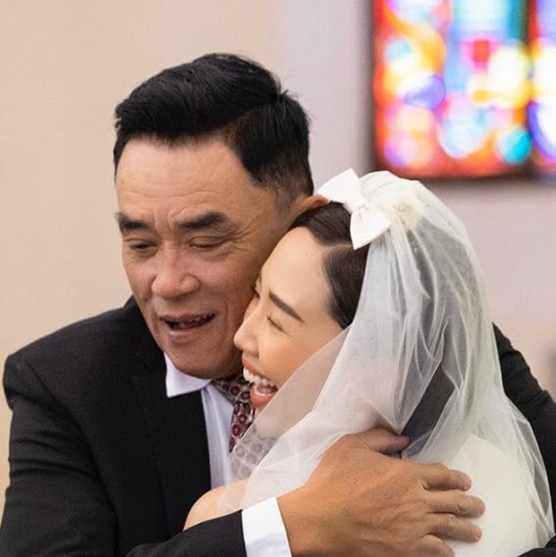 Tóc Tiên khóc nức nở ở Ca sĩ mặt nạ, tiết lộ về những bữa cơm mặn chan nước mắt- Ảnh 8. Tóc Tiên khóc nức nở ở Ca sĩ mặt nạ, tiết lộ về những bữa cơm mặn chan nước mắt- Ảnh 8.