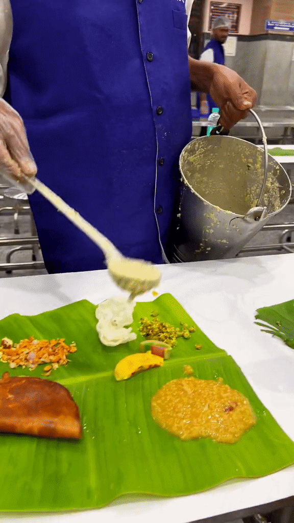 Thanh niên Việt review ăn cưới ở Ấn Độ: Nhà hàng trải lá chuối thay bát đĩa, “đứng hình” khi bị hỏi về món lẩu- Ảnh 8.