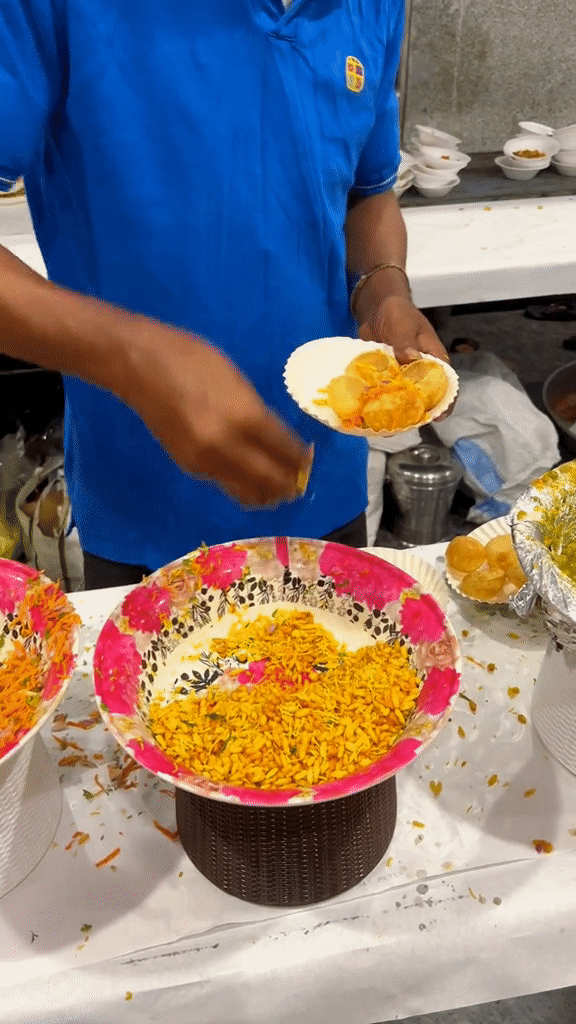 Thanh niên Việt review ăn cưới ở Ấn Độ: Nhà hàng trải lá chuối thay bát đĩa, “đứng hình” khi bị hỏi về món lẩu- Ảnh 5.