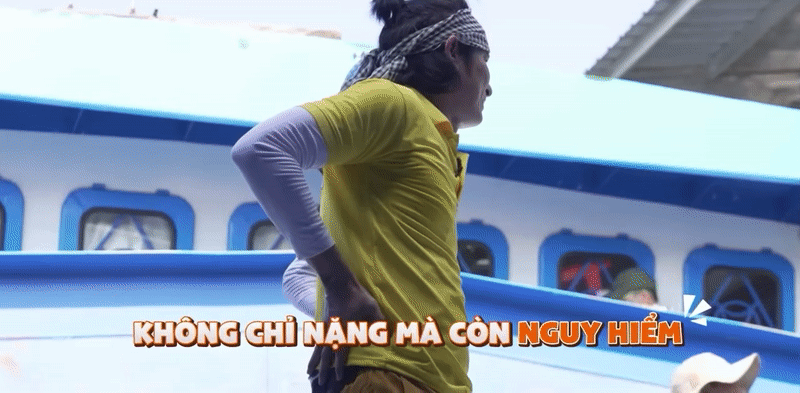 Huy Khánh chật vật làm bốc vác mưu sinh tại Đồng Tháp, Tiến Luật suýt bị chấn thương trật cổ- Ảnh 1.