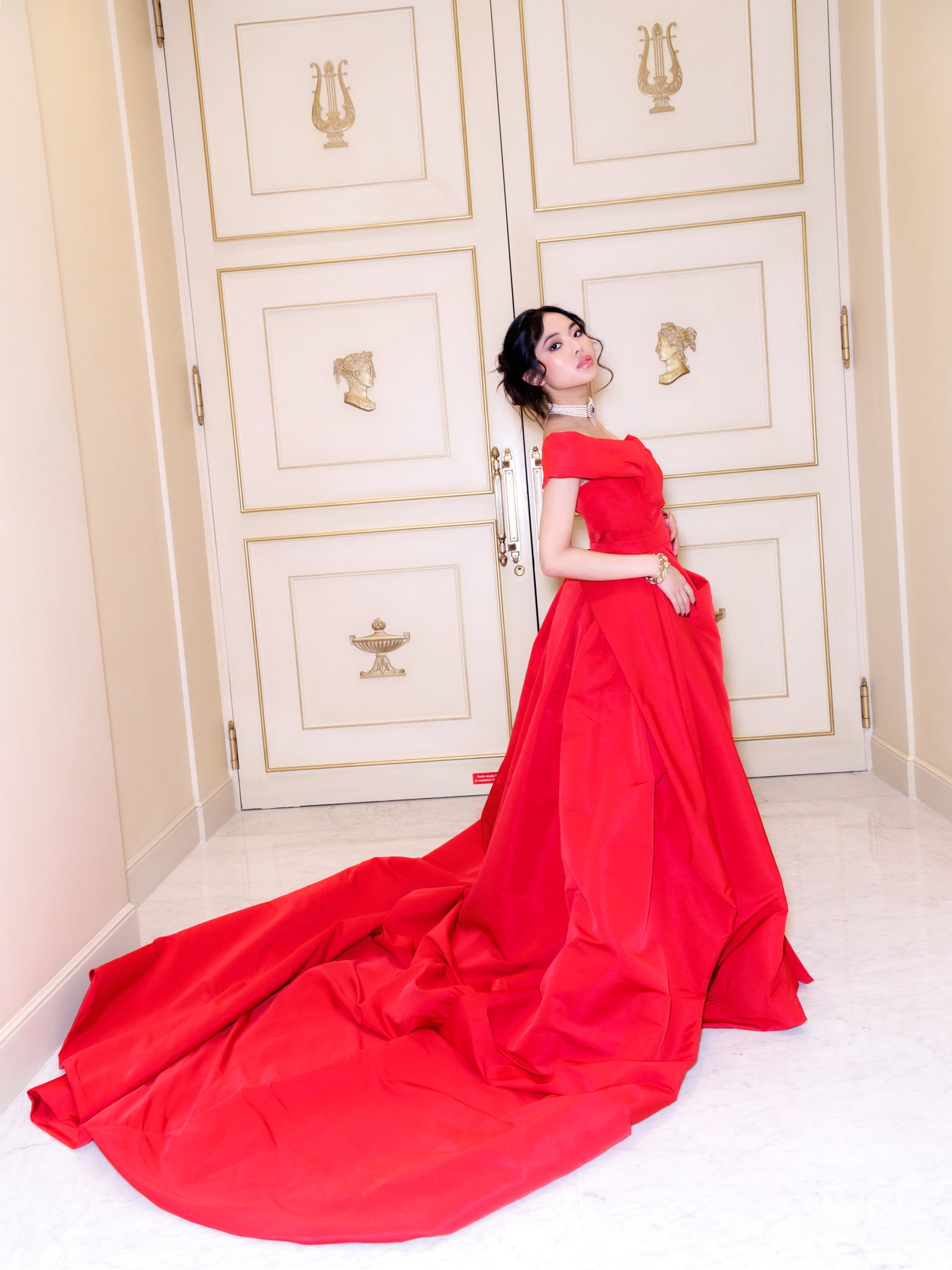 Thiên kim xứ Trung tại Le Bal 2023 "gây sốt" MXH: Diện toàn đồ Haute Couture, nhìn sang gia thế mới thực sự choáng - Ảnh 9.