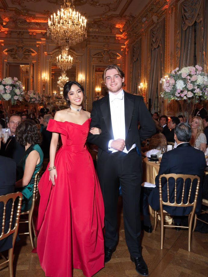 Thiên kim xứ Trung tại Le Bal 2023 "gây sốt" MXH: Diện toàn đồ Haute Couture, nhìn sang gia thế mới thực sự choáng - Ảnh 10.