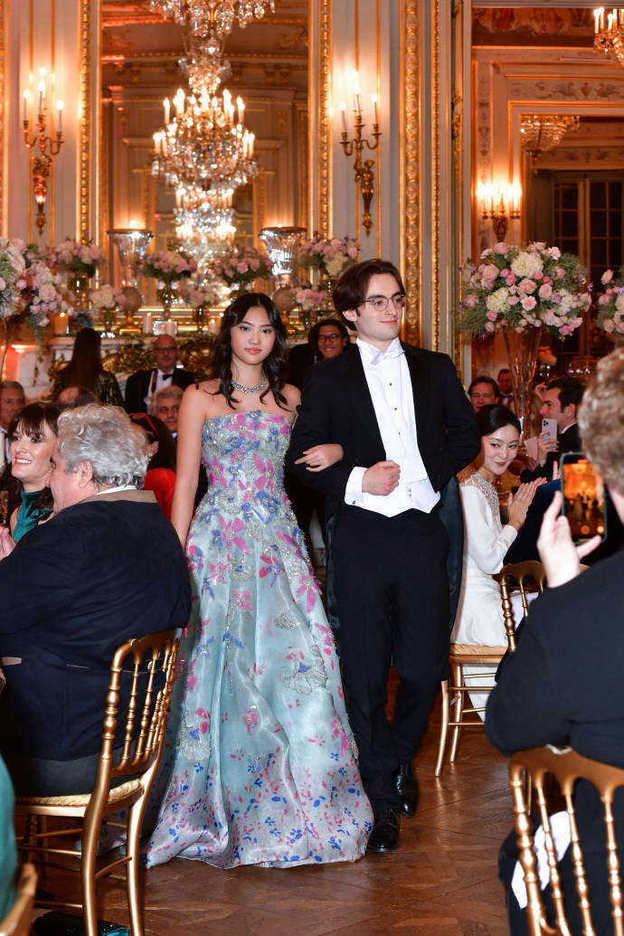 Thiên kim xứ Trung tại Le Bal 2023 "gây sốt" MXH: Diện toàn đồ Haute Couture, nhìn sang gia thế mới thực sự choáng - Ảnh 8.