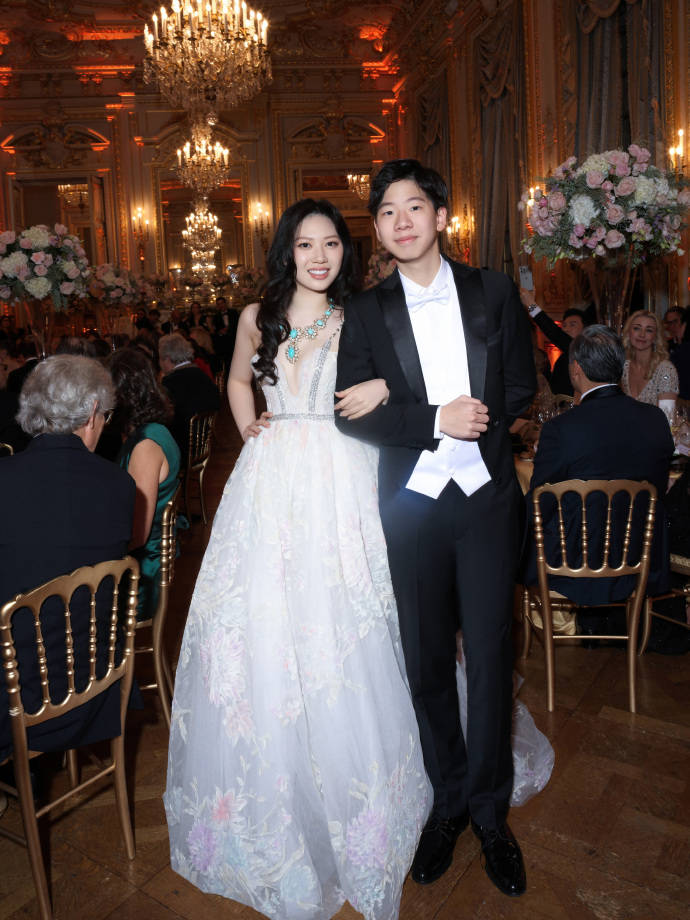 Thiên kim xứ Trung tại Le Bal 2023 "gây sốt" MXH: Diện toàn đồ Haute Couture, nhìn sang gia thế mới thực sự choáng - Ảnh 4.