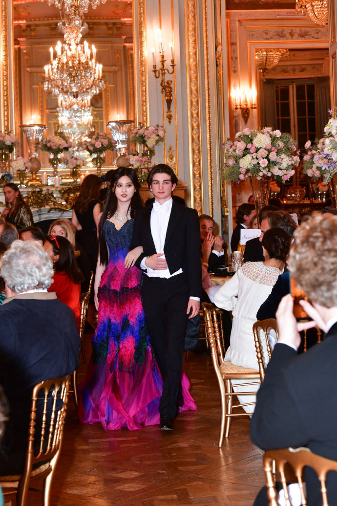 Thiên kim xứ Trung tại Le Bal 2023 "gây sốt" MXH: Diện toàn đồ Haute Couture, nhìn sang gia thế mới thực sự choáng - Ảnh 13.