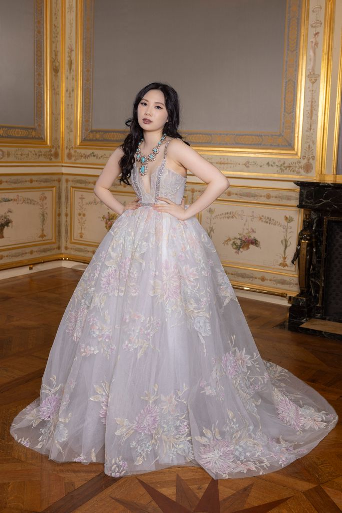 Thiên kim xứ Trung tại Le Bal 2023 "gây sốt" MXH: Diện toàn đồ Haute Couture, nhìn sang gia thế mới thực sự choáng - Ảnh 3.