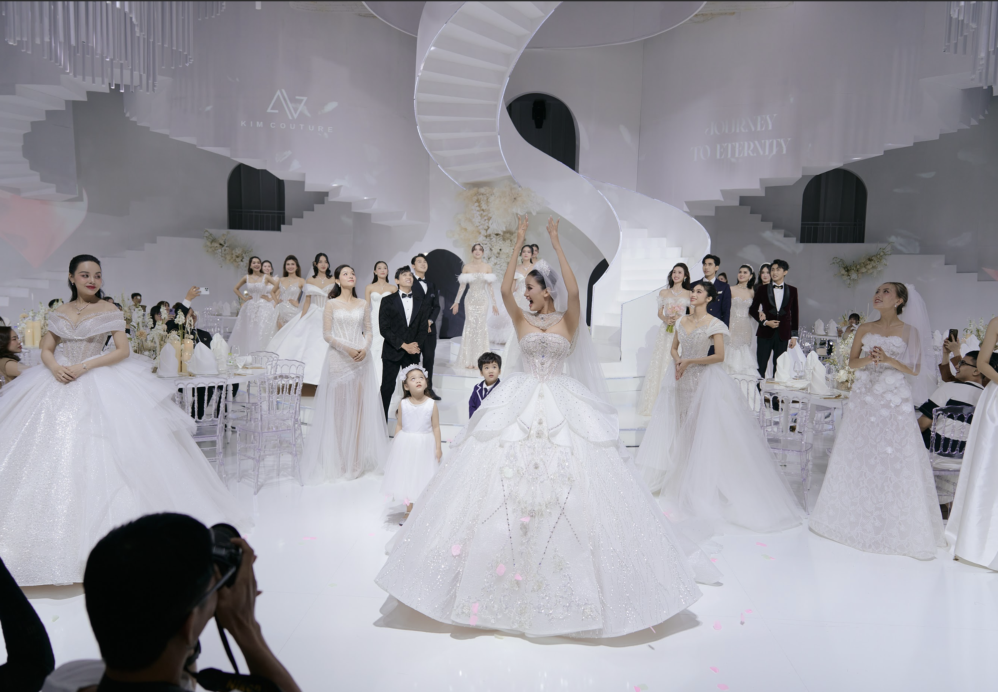 Á hậu Hương Ly diện váy cưới đính kim cương, tung hoa &quot;trao vía&quot; ngay trên sàn catwalk - Ảnh 8.
