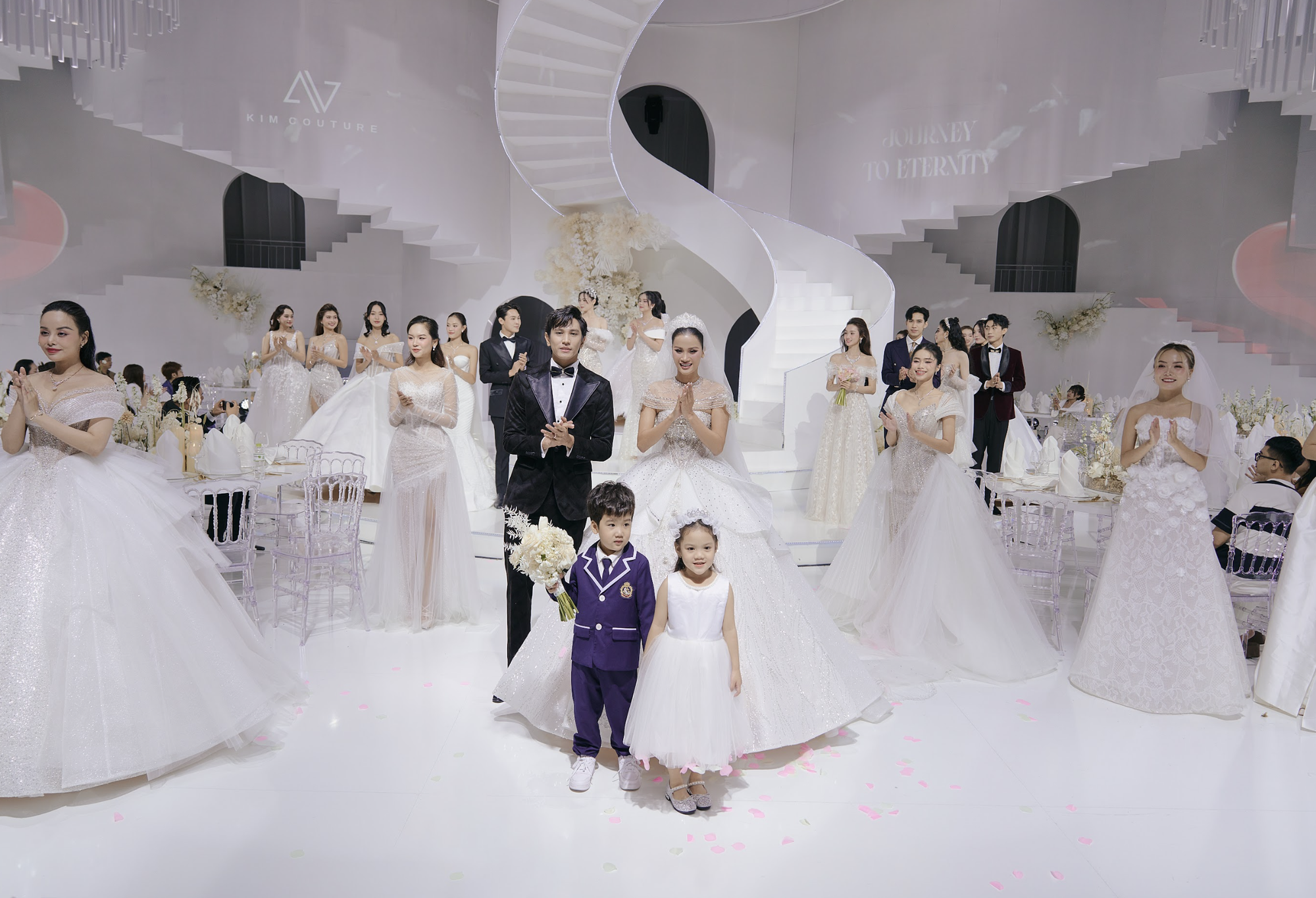 Á hậu Hương Ly diện váy cưới đính kim cương, tung hoa &quot;trao vía&quot; ngay trên sàn catwalk - Ảnh 1.