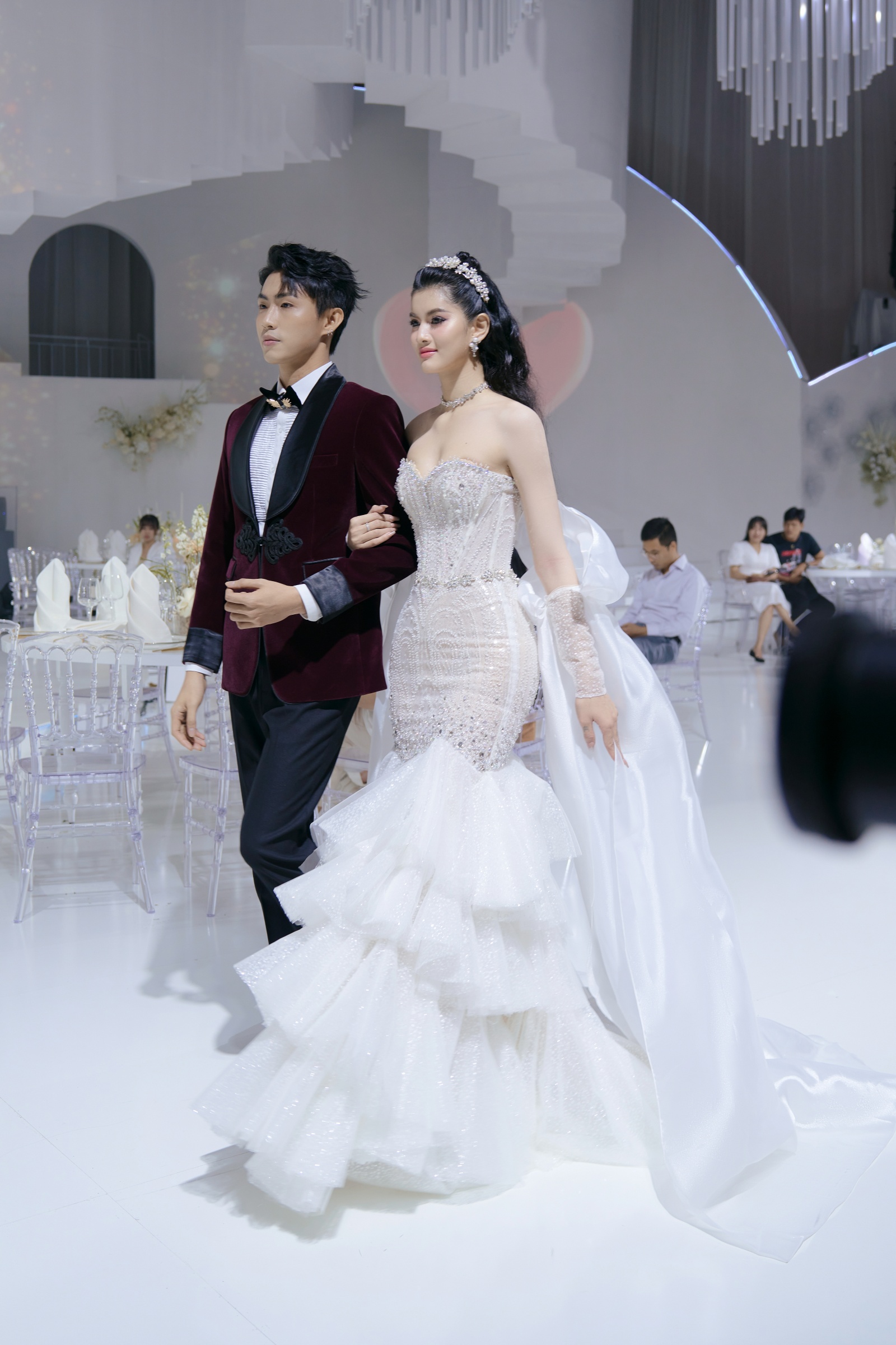 Á hậu Hương Ly diện váy cưới đính kim cương, tung hoa &quot;trao vía&quot; ngay trên sàn catwalk - Ảnh 3.