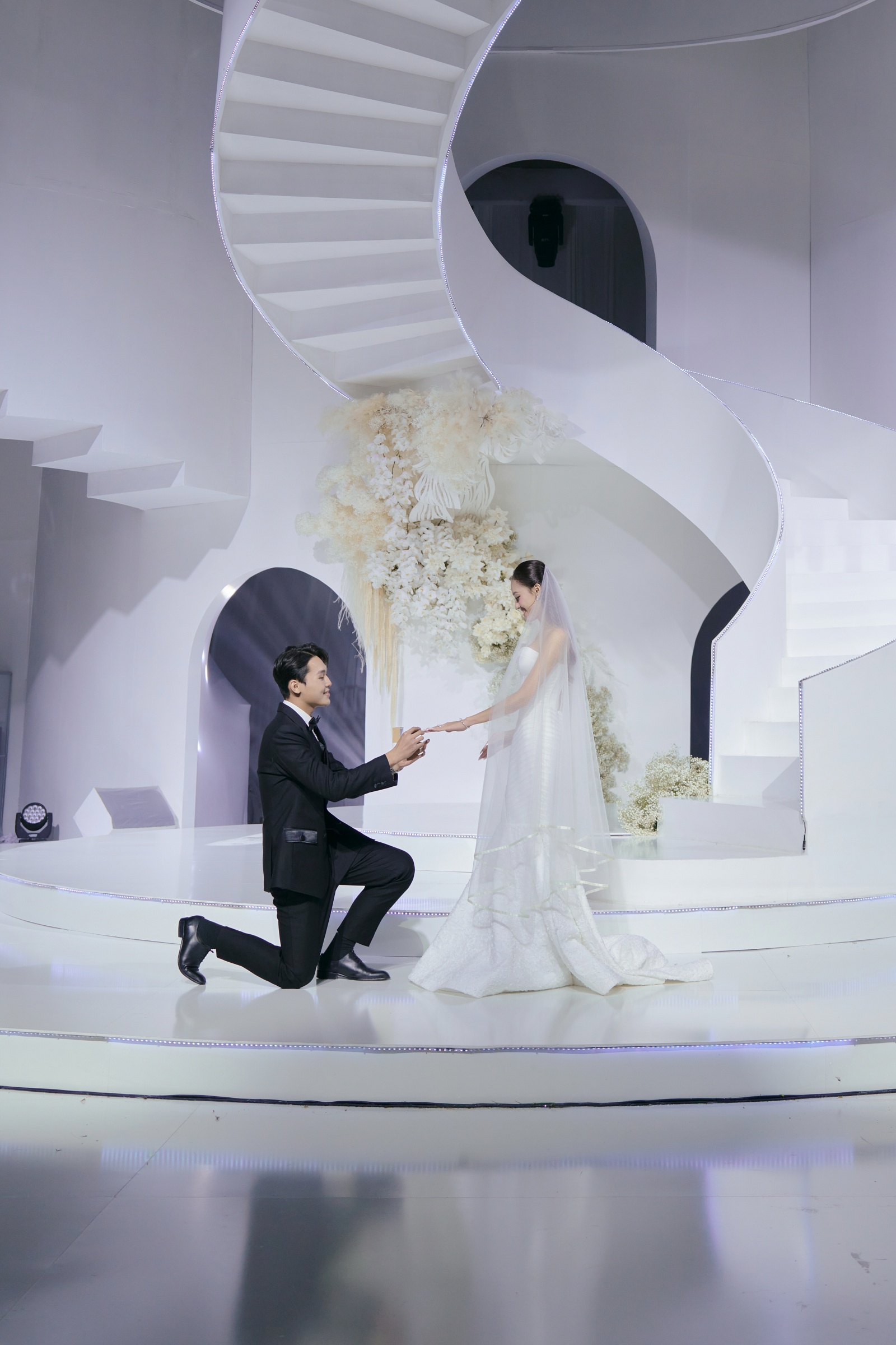 Á hậu Hương Ly diện váy cưới đính kim cương, tung hoa &quot;trao vía&quot; ngay trên sàn catwalk - Ảnh 4.