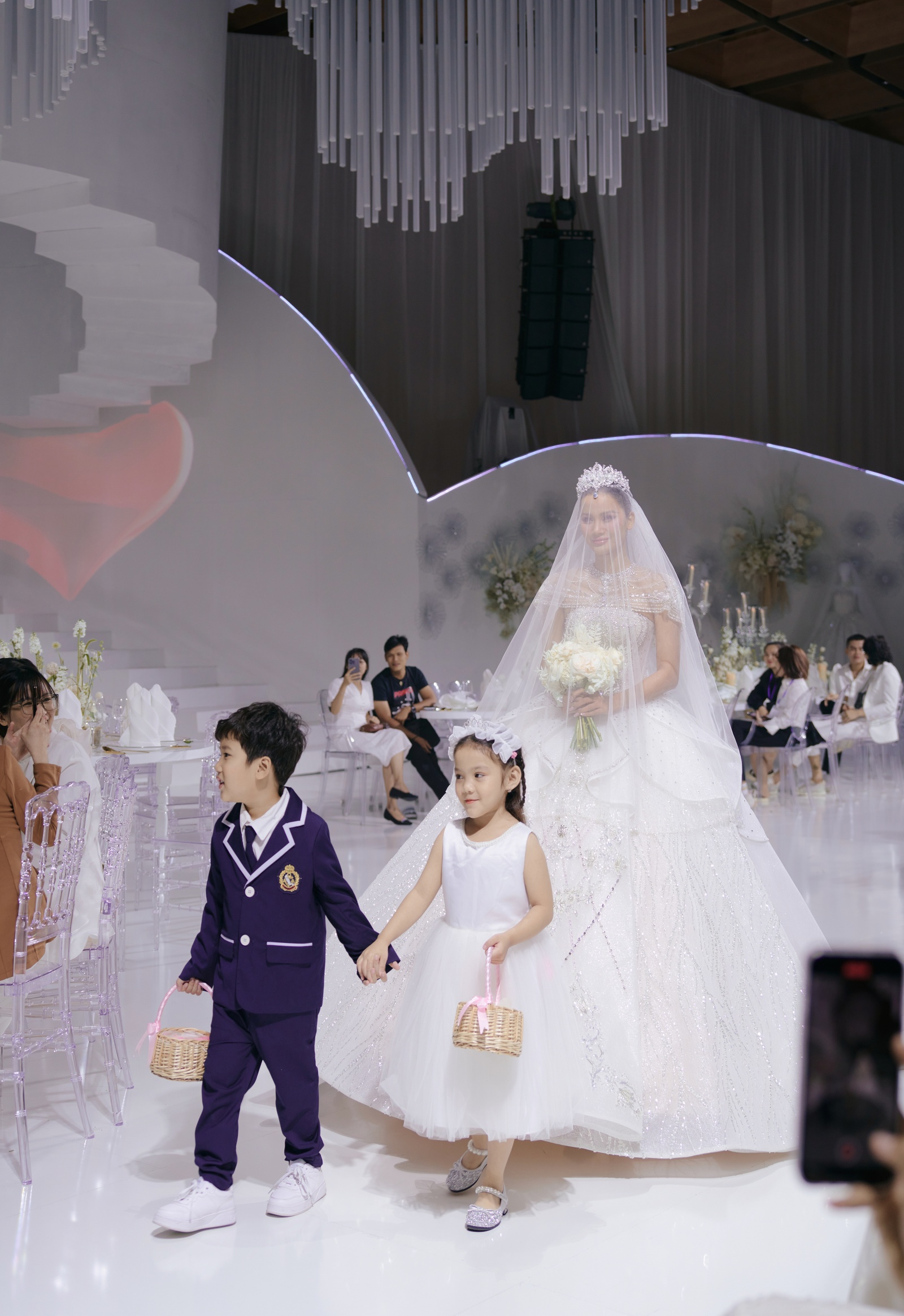 Á hậu Hương Ly diện váy cưới đính kim cương, tung hoa &quot;trao vía&quot; ngay trên sàn catwalk - Ảnh 6.