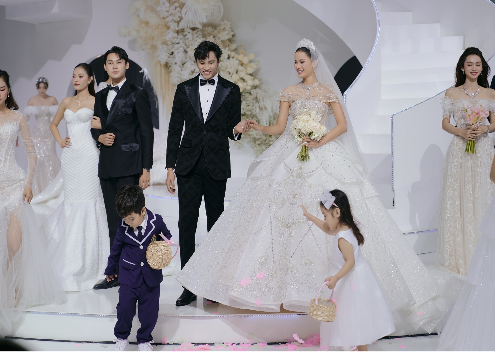 Á hậu Hương Ly diện váy cưới đính kim cương, tung hoa &quot;trao vía&quot; ngay trên sàn catwalk - Ảnh 7.