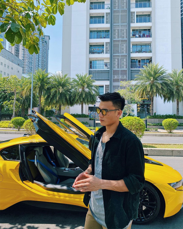 Bùi Tiến Dũng từng mua xe 8 tỷ xong bán, vị trí trên sân lung lay nhưng vẫn "siêu hot" nhờ vợ đẹp con xinh - Ảnh 2. Bùi Tiến Dũng từng mua xe 8 tỷ xong bán, vị trí trên sân lung lay nhưng vẫn "siêu hot" nhờ vợ đẹp con xinh - Ảnh 2.