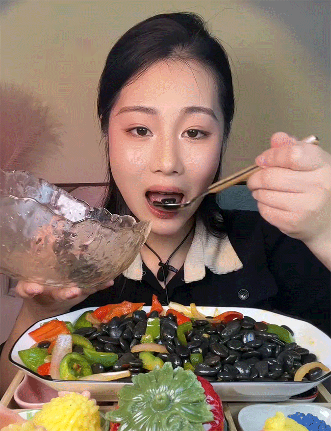 Màn mukbang món đá xào khiến dân mạng tròn mắt: Hoá ra đây là cách người ta ăn chúng! - Ảnh 1.