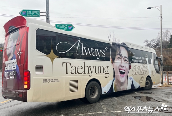 RM - V (BTS) chính thức nhập ngũ: Cả BTS tái hợp đi tiễn, Jin ra dáng anh cả nhưng không quên "flex" chức vụ- Ảnh 6.