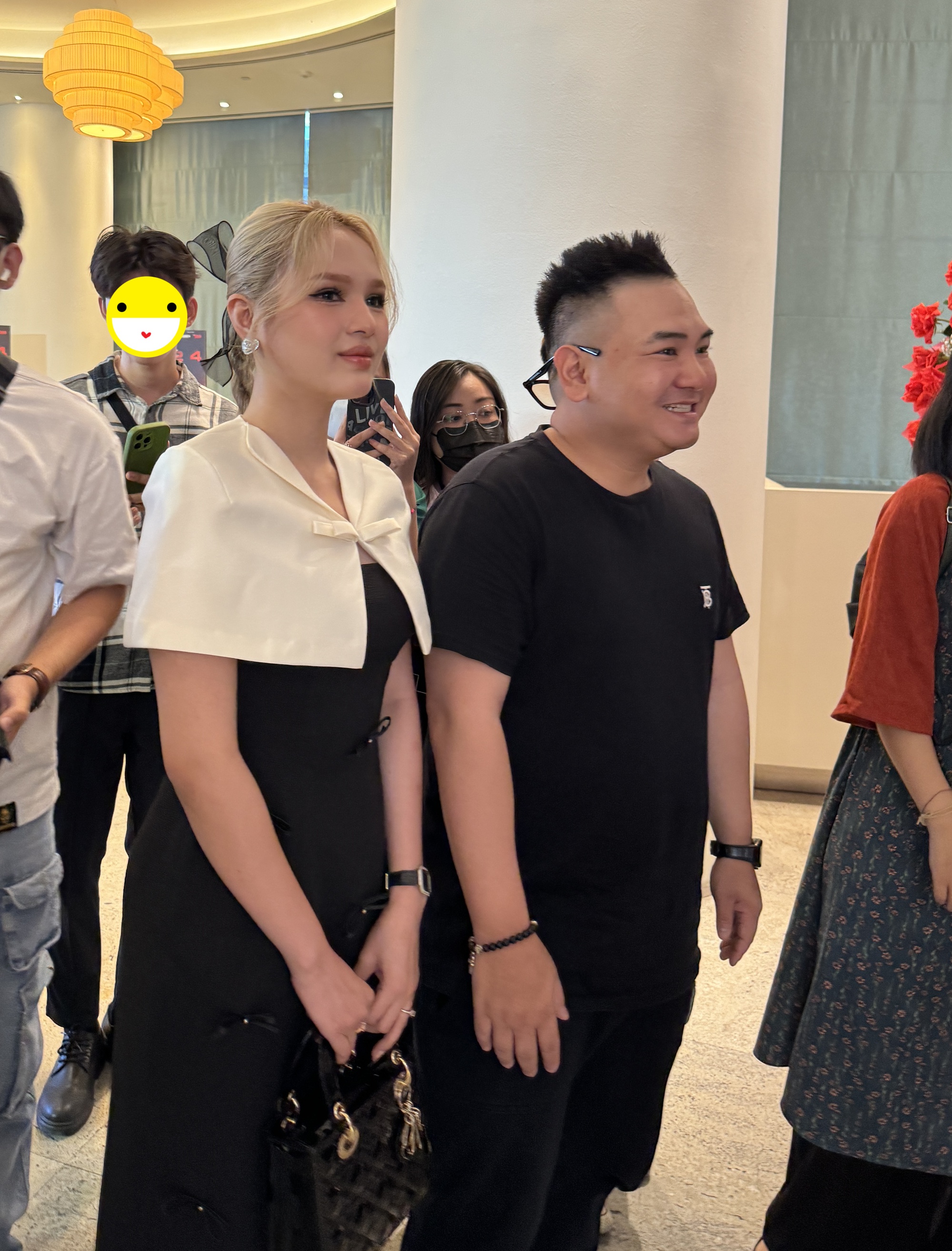 Xoài Non tiếp tục lộ loạt dấu hiệu mang thai khi lọt cam thường, luôn nắm tay chồng thiếu gia tình tứ- Ảnh 3.