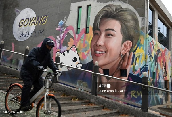 RM - V (BTS) chính thức nhập ngũ: Cả BTS tái hợp đi tiễn, Jin ra dáng anh cả nhưng không quên "flex" chức vụ- Ảnh 10.
