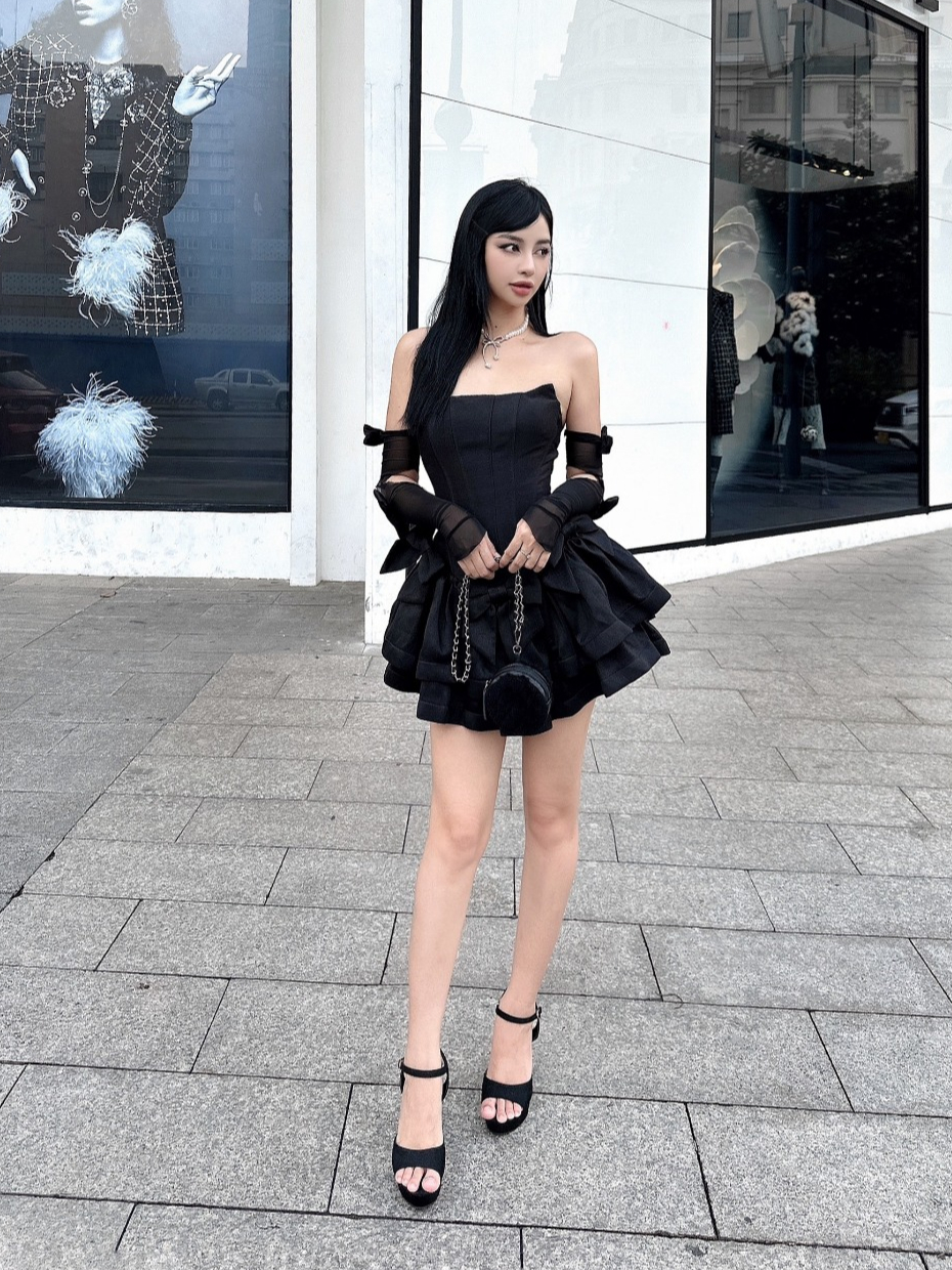 Mách nàng những mẫu váy đen siêu tôn dáng của sao Việt