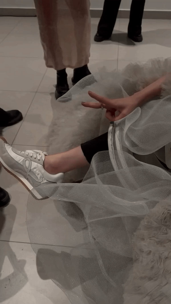 Hot search Weibo: Dương Mịch đi sneaker lên thảm đỏ vẫn chứng minh được tỷ lệ cơ thể hoàn hảo cực kỳ- Ảnh 1.