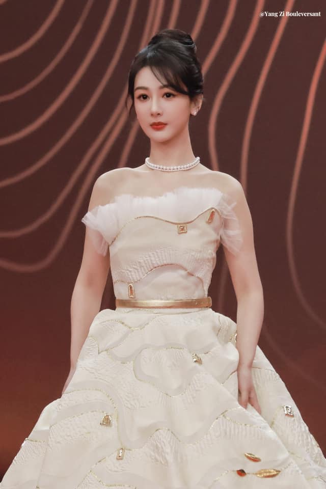 Thảm đỏ "hot" nhất Cbiz hôm nay: "Thời Yến" Vương Hạc Đệ tình tứ bên một cô gái, Vương Nhất Bác để mặt mộc?- Ảnh 2.