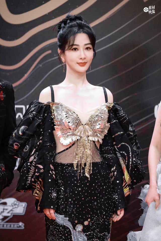 Thảm đỏ "hot" nhất Cbiz hôm nay: "Thời Yến" Vương Hạc Đệ tình tứ bên một cô gái, Vương Nhất Bác để mặt mộc?- Ảnh 3.