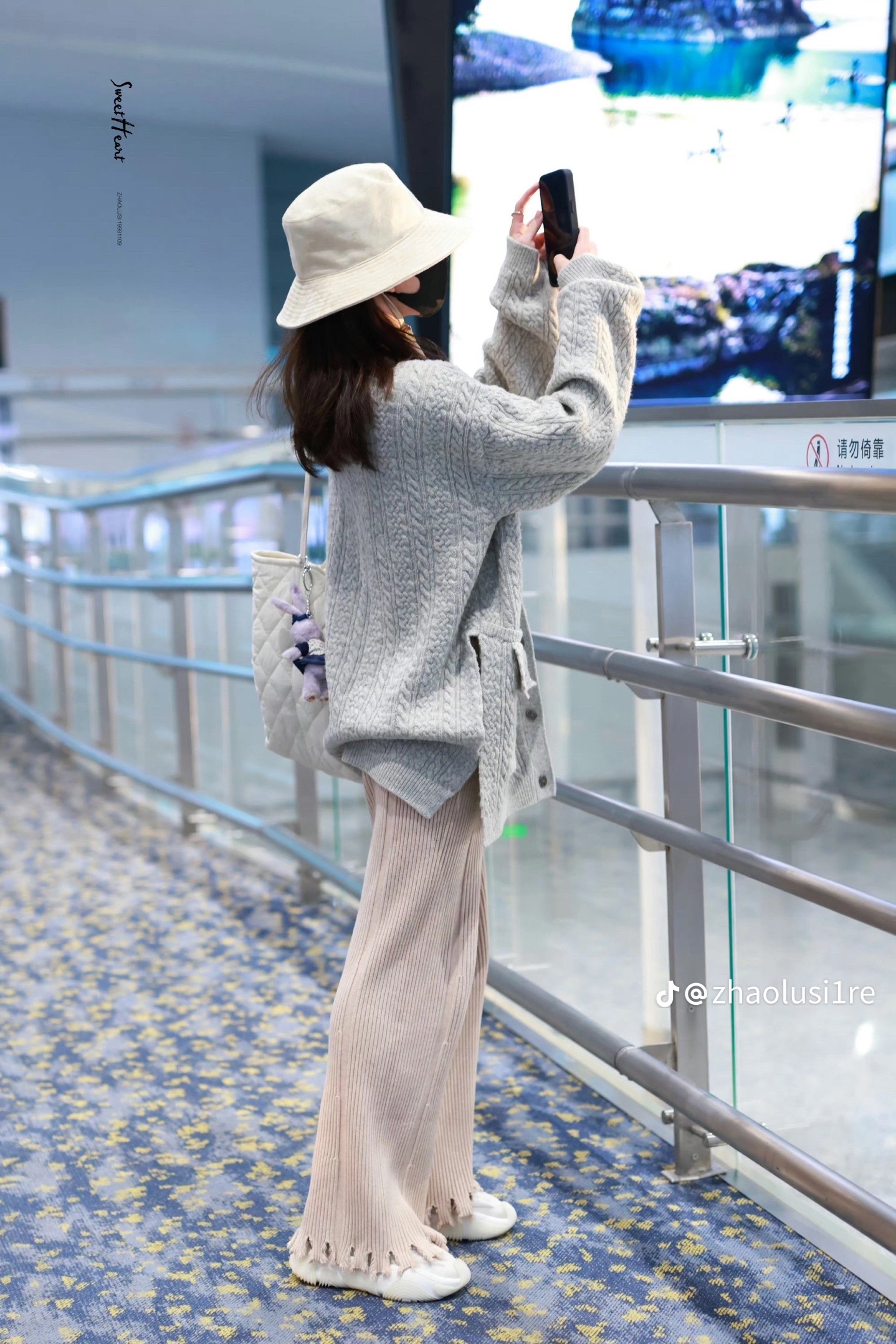 Quên cởi áo khoác khi lên sân khấu nhận giải, Triệu Lộ Tư giúp nhãn hàng "sold-out" trong một nốt nhạc- Ảnh 6.