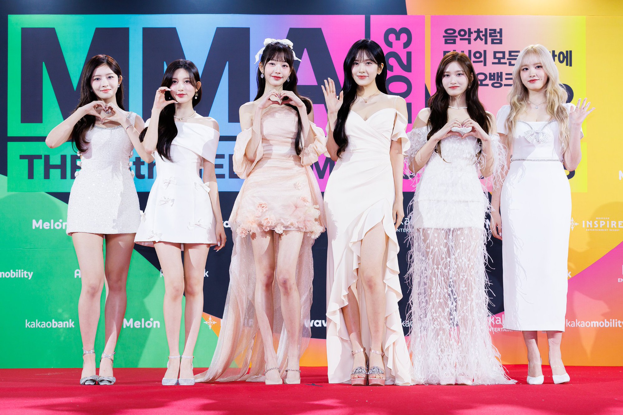 Style thảm đỏ của IVE: Jang Wonyoung - Ahn Yujin liên tục được "push lố", nghi vấn chia đồ theo độ nổi tiếng?- Ảnh 1.