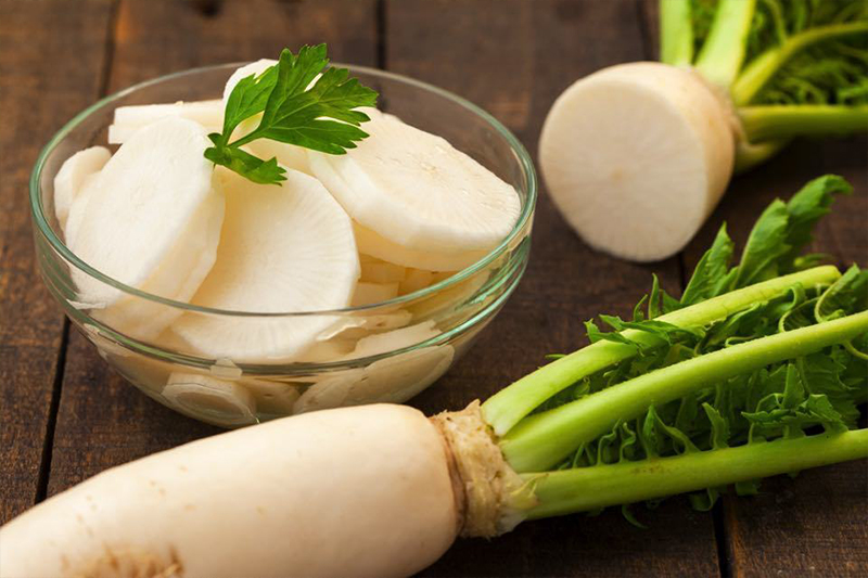 Ai ăn củ cải trắng cũng vứt bỏ phần này mà không biết là kho canxi chống loãng xương, tăng collagen- Ảnh 2.