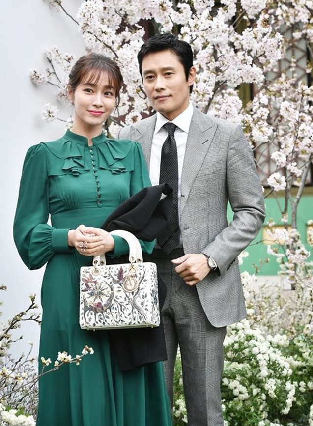 Lee Byung Hun và Lee Min Jung đón con thứ 2 chào đời, tài tử quyền lực kề cận chăm sóc vợ mới sinh- Ảnh 2.