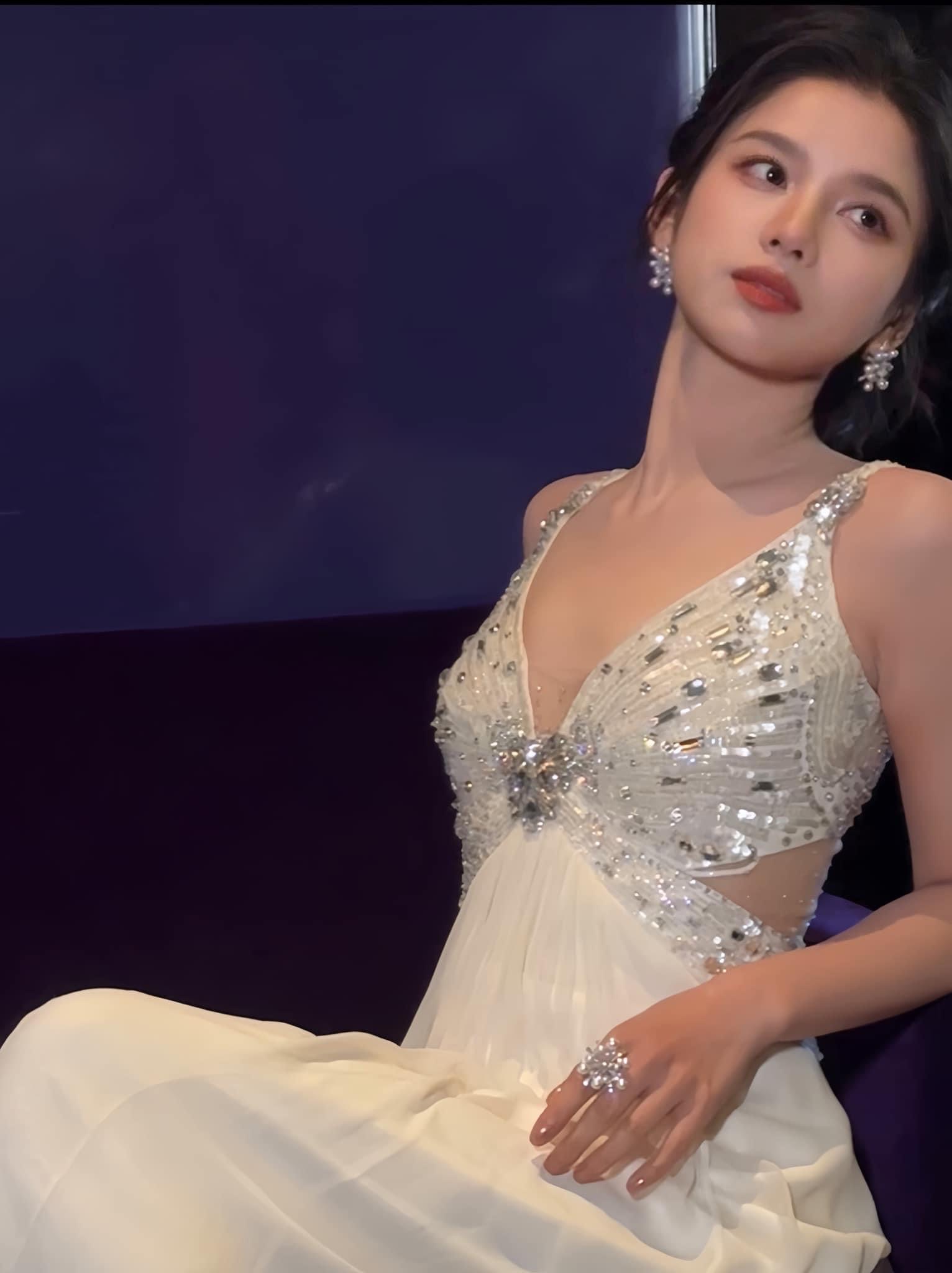 Nghê Ni khoe body siêu hot qua cam thường, Trương Tịnh Nghi lên hot search với vibe tài phiệt- Ảnh 4.