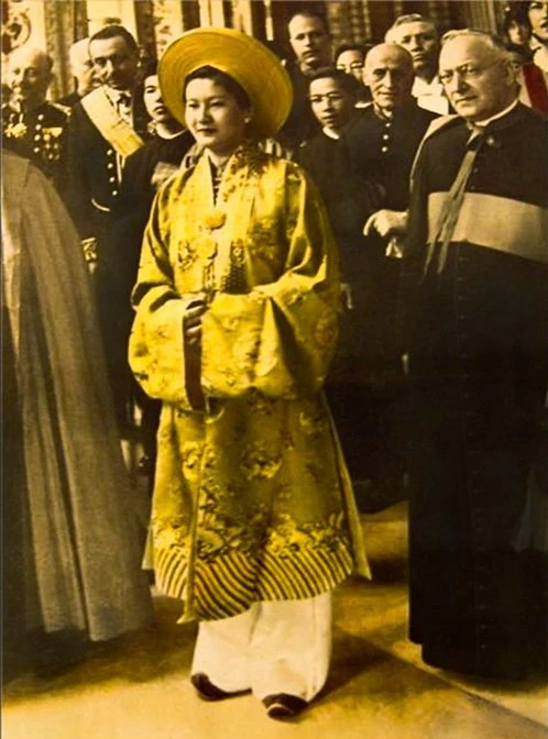 Người phụ nữ Việt Nam duy nhất được mặc trang phục màu vàng trong thời phong kiến- Ảnh 3.