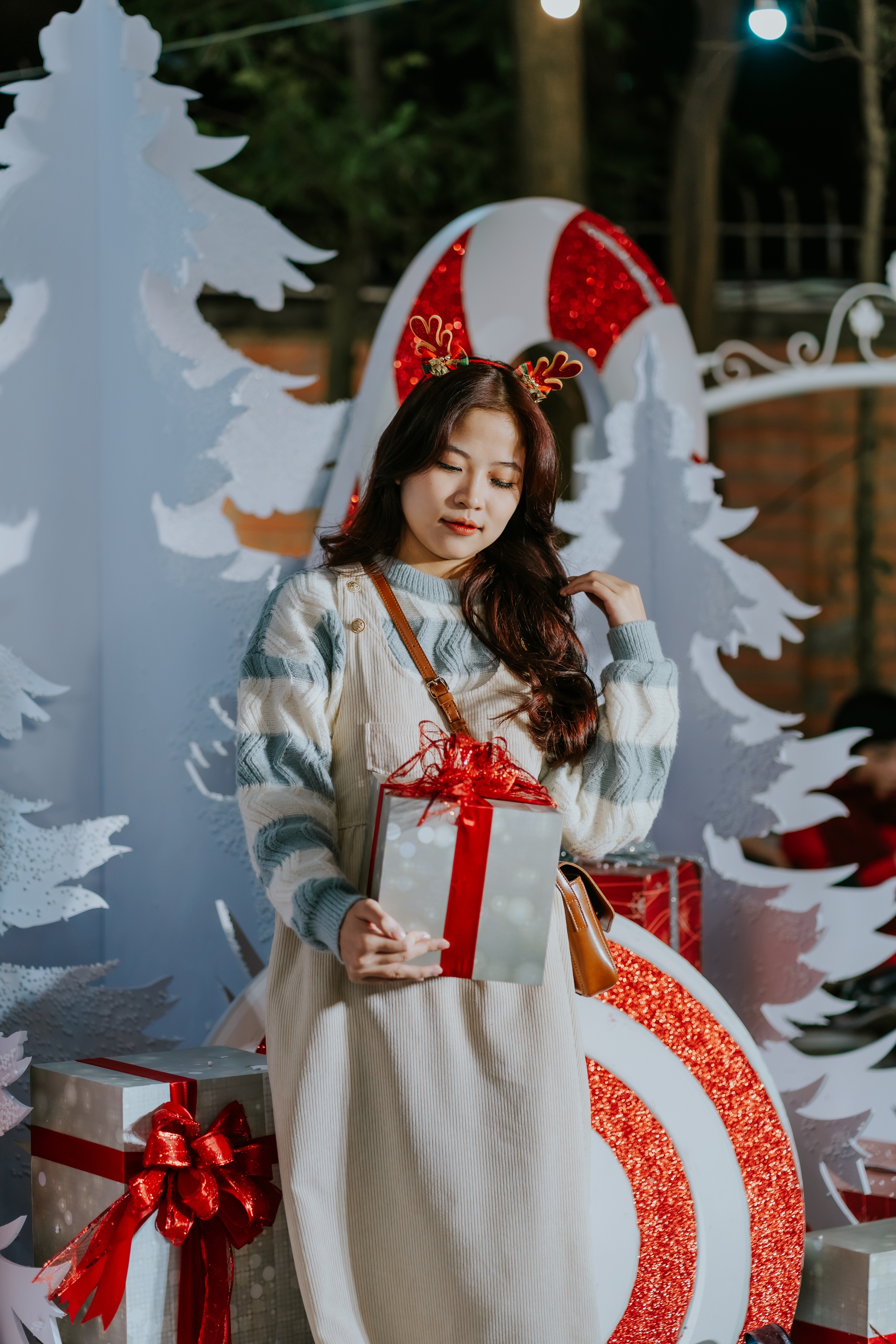 Tuyết rơi ngày Noel ở ngôi trường đẹp nhất nhì Hà Nội, dàn gái xinh xúng xính rủ nhau check-in- Ảnh 17.