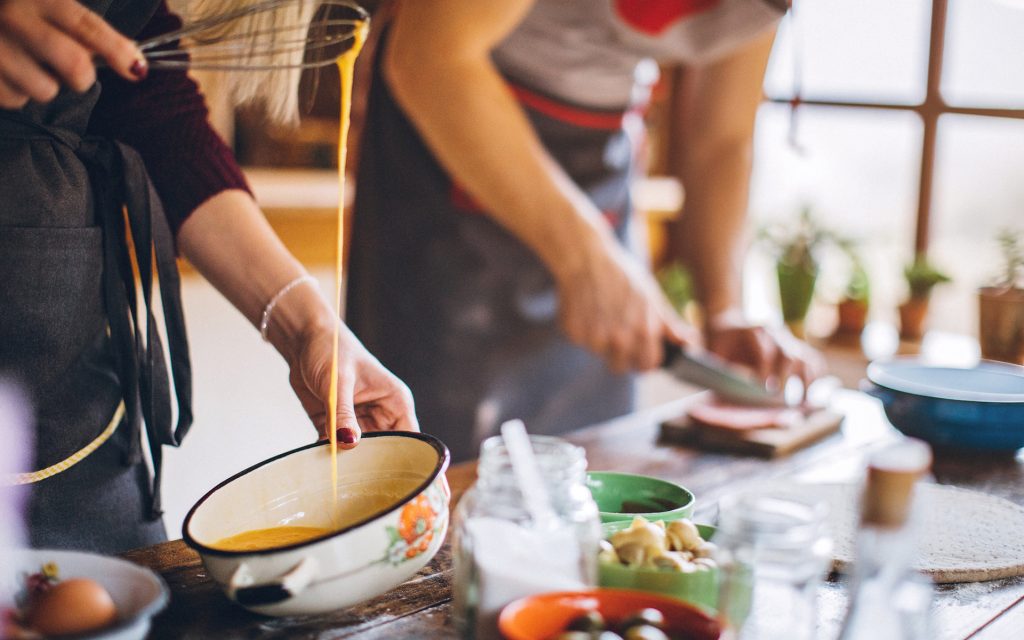 Người phụ nữ 40 tuổi, thu nhập thấp, nhưng có mẹo tiết kiệm tiền cực hay để mua được một hũ vàng trong 5 năm- Ảnh 2.