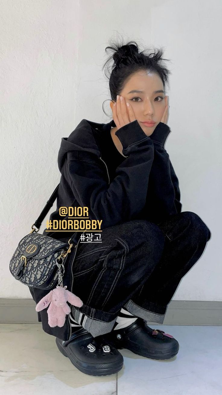 Dù có là "nàng thơ Dior" thì Jisoo vẫn dành tình cảm cho những đôi giày bình dân này, có mẫu siêu bèo chỉ 800k- Ảnh 2.