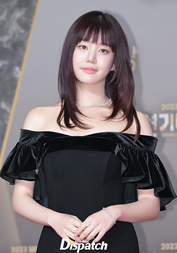 Thảm đỏ SBS Drama Awards: Lee Sung Kyung nóng bỏng át Kim Yoo Jung, dàn sao mặc đồ đen tưởng niệm Lee Sun Kyun- Ảnh 20.