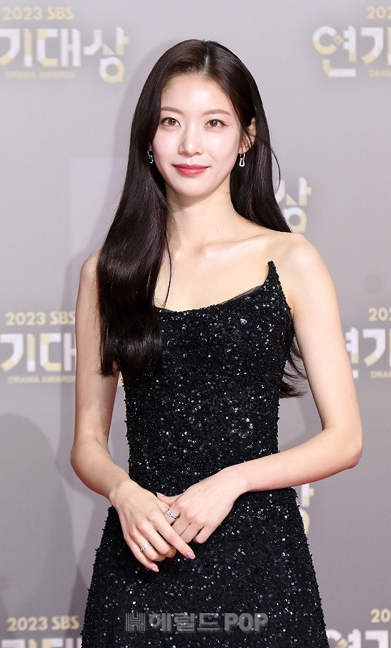 Thảm đỏ SBS Drama Awards: Lee Sung Kyung nóng bỏng át Kim Yoo Jung, dàn sao mặc đồ đen tưởng niệm Lee Sun Kyun- Ảnh 18.