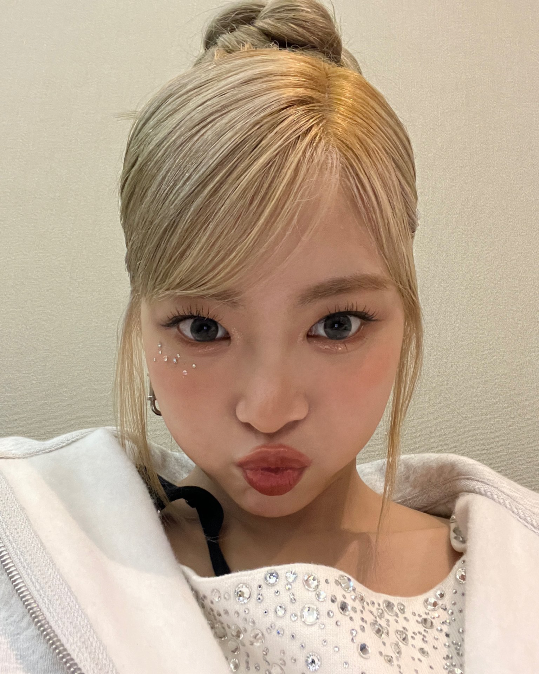 Kiểu tóc được idol Hàn mê mẩn suốt năm 2023 gọi tên tóc mái "lá vừng”: Cứ 10 cô thì tới 8 cô “đu trend”- Ảnh 1. Kiểu tóc được idol Hàn mê mẩn suốt năm 2023 gọi tên tóc mái "lá vừng”: Cứ 10 cô thì tới 8 cô “đu trend”- Ảnh 1.