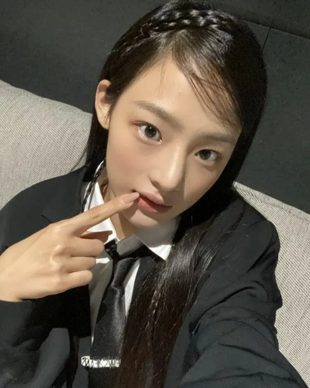 Kiểu tóc được idol Hàn mê mẩn suốt năm 2023 gọi tên tóc mái "lá vừng”: Cứ 10 cô thì tới 8 cô “đu trend”- Ảnh 16. Kiểu tóc được idol Hàn mê mẩn suốt năm 2023 gọi tên tóc mái "lá vừng”: Cứ 10 cô thì tới 8 cô “đu trend”- Ảnh 16.