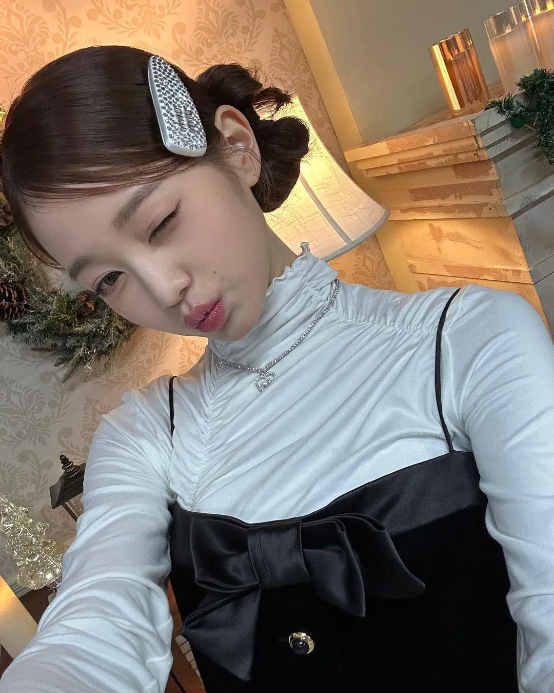 Kiểu tóc được idol Hàn mê mẩn suốt năm 2023 gọi tên tóc mái "lá vừng”: Cứ 10 cô thì tới 8 cô “đu trend”- Ảnh 8. Kiểu tóc được idol Hàn mê mẩn suốt năm 2023 gọi tên tóc mái "lá vừng”: Cứ 10 cô thì tới 8 cô “đu trend”- Ảnh 8.