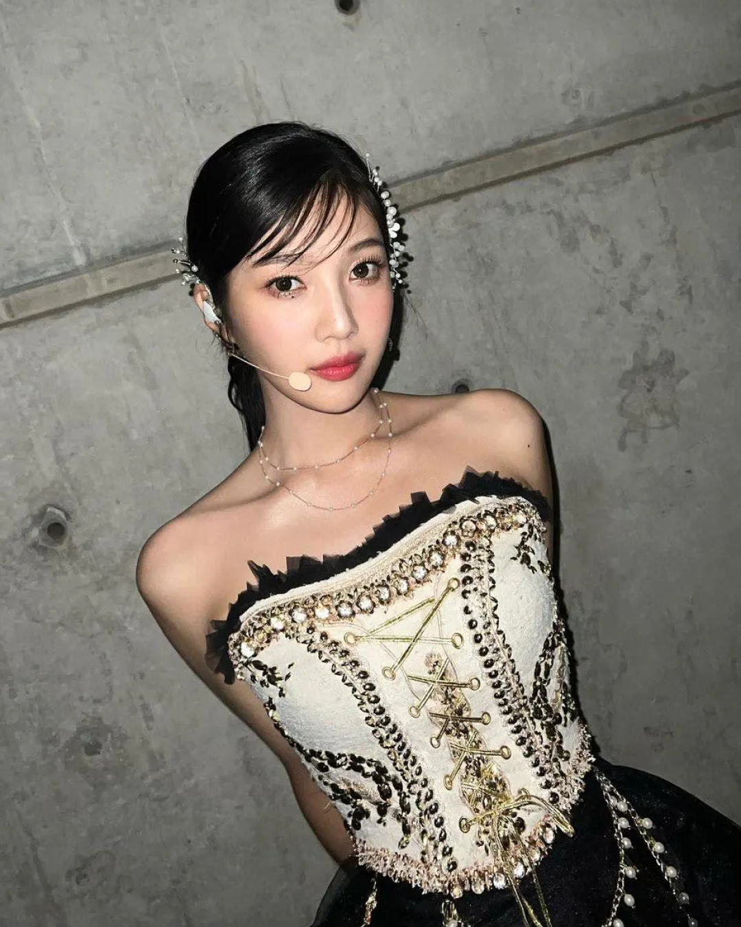 Kiểu tóc được idol Hàn mê mẩn suốt năm 2023 gọi tên tóc mái "lá vừng”: Cứ 10 cô thì tới 8 cô “đu trend”- Ảnh 11. Kiểu tóc được idol Hàn mê mẩn suốt năm 2023 gọi tên tóc mái "lá vừng”: Cứ 10 cô thì tới 8 cô “đu trend”- Ảnh 11.