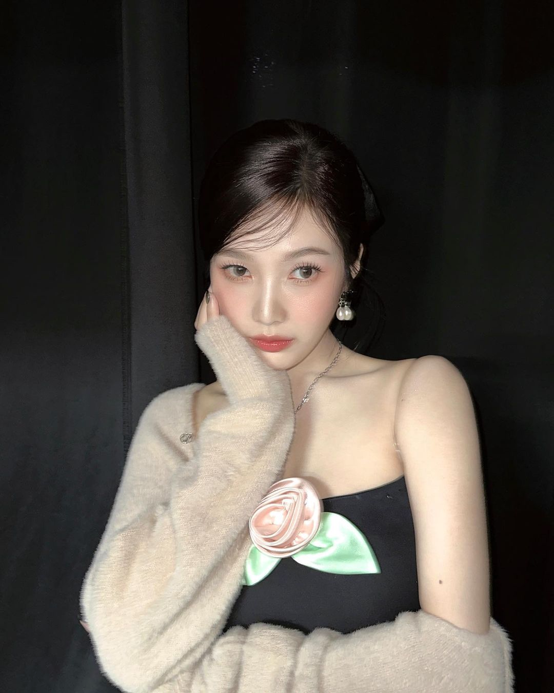 Kiểu tóc được idol Hàn mê mẩn suốt năm 2023 gọi tên tóc mái "lá vừng”: Cứ 10 cô thì tới 8 cô “đu trend”- Ảnh 10. Kiểu tóc được idol Hàn mê mẩn suốt năm 2023 gọi tên tóc mái "lá vừng”: Cứ 10 cô thì tới 8 cô “đu trend”- Ảnh 10.