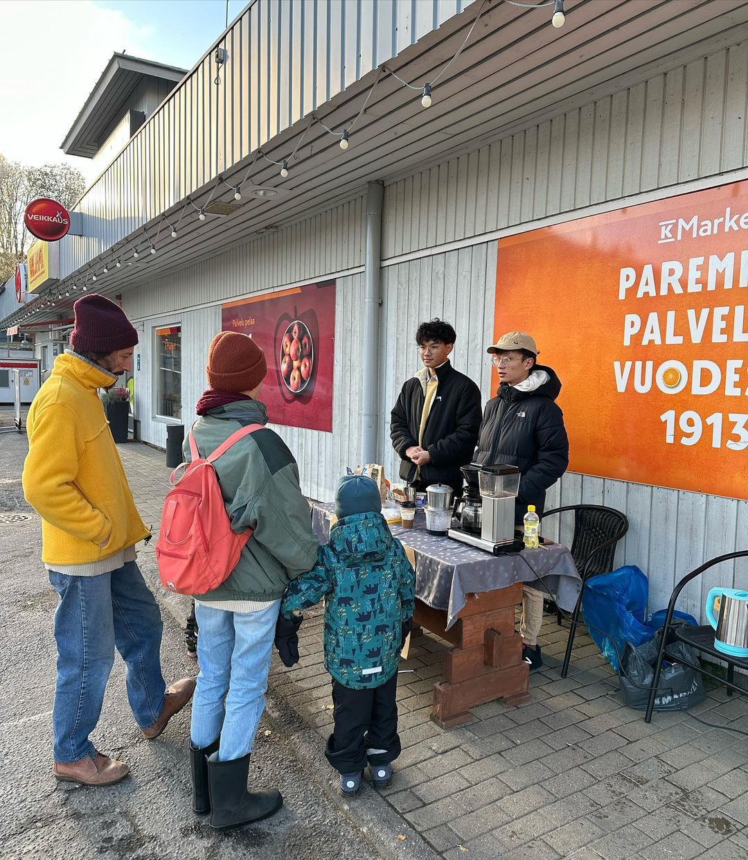 3 thanh niên Việt bỗng nổi tiếng sau 7749 "kiếp nạn" bán cafe muối ở Phần Lan: Thu nhập thì sao?- Ảnh 6.