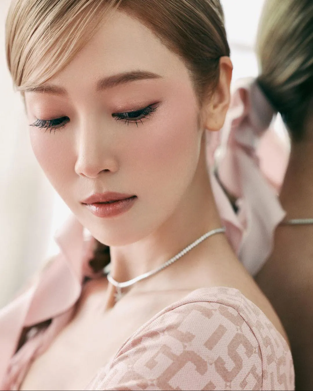 Kiểu tóc được idol Hàn mê mẩn suốt năm 2023 gọi tên tóc mái "lá vừng”: Cứ 10 cô thì tới 8 cô “đu trend”- Ảnh 20. Kiểu tóc được idol Hàn mê mẩn suốt năm 2023 gọi tên tóc mái "lá vừng”: Cứ 10 cô thì tới 8 cô “đu trend”- Ảnh 20.