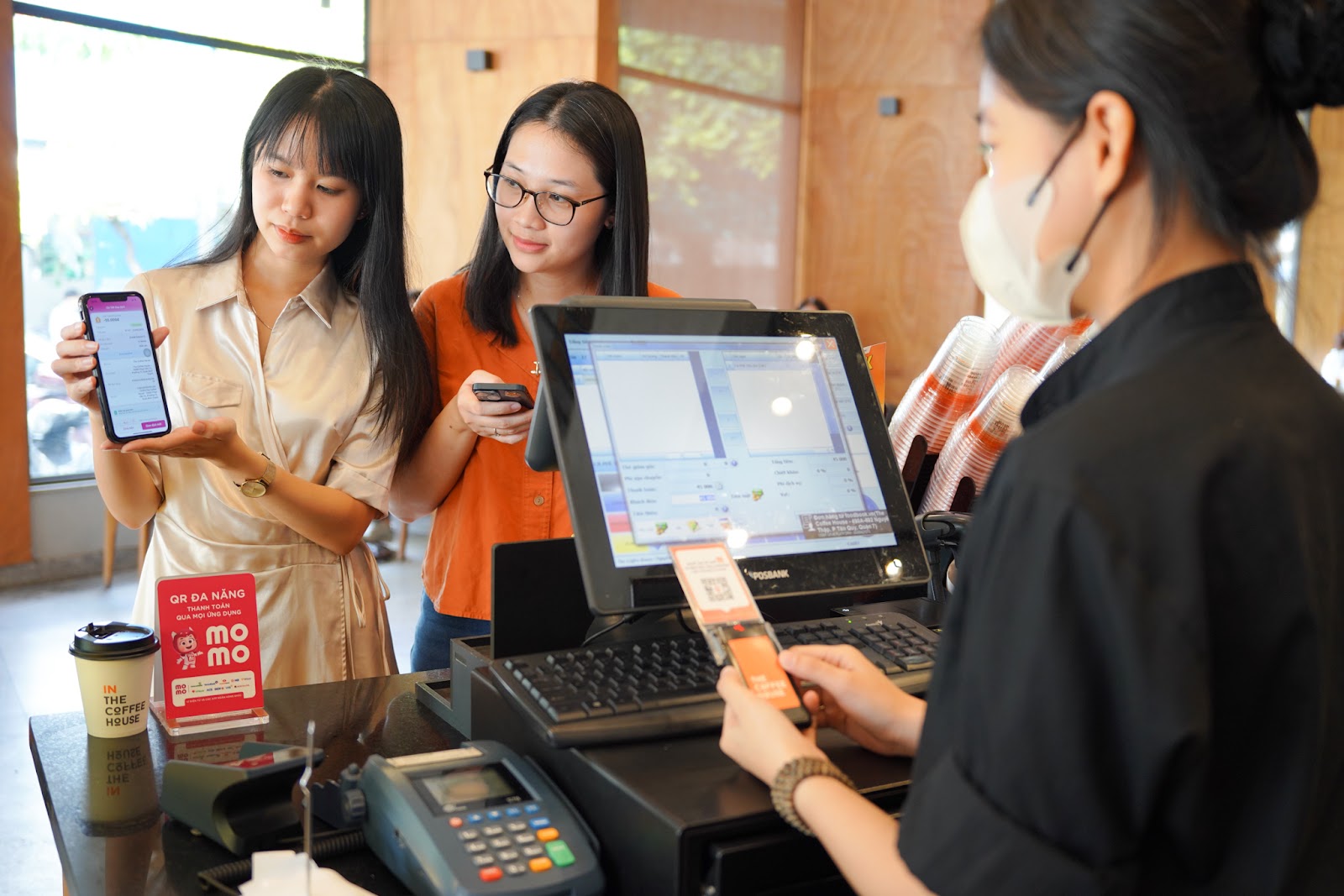 Xu hướng "sống không tiền mặt" của giới trẻ: Không phải chuyển khoản ngân hàng, quét mã MoMo mới là lựa chọn ưa thích!- Ảnh 1. Xu hướng "sống không tiền mặt" của giới trẻ: Không phải chuyển khoản ngân hàng, quét mã MoMo mới là lựa chọn ưa thích!- Ảnh 1.