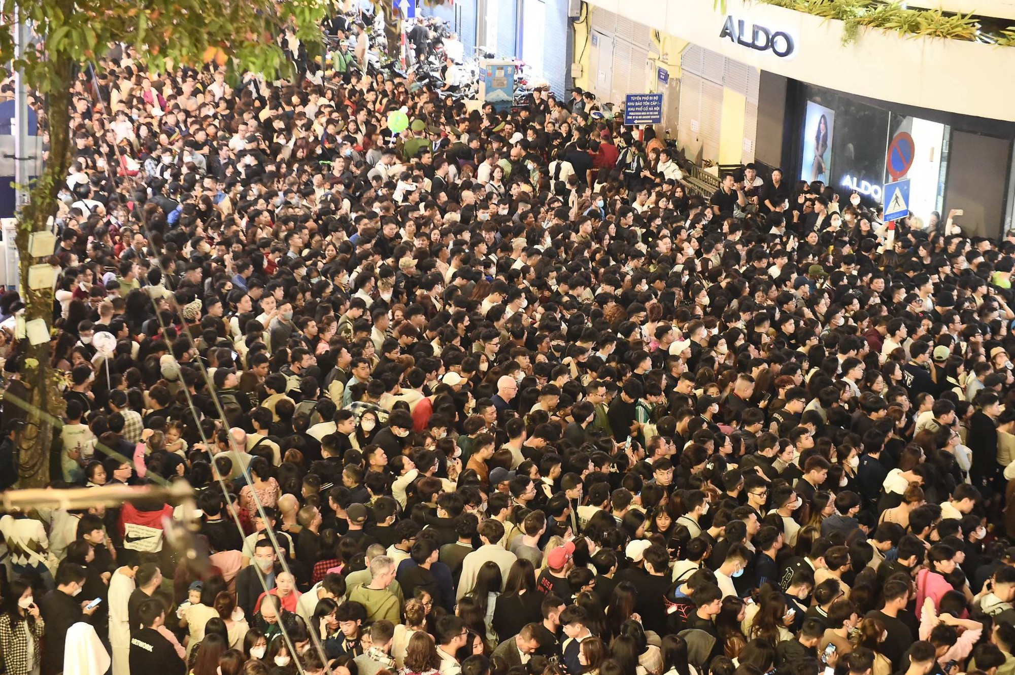 Hình ảnh nhìn đã thấy ngộp thở: Hàng nghìn người nhích từng chút ở phố đi bộ Hà Nội chờ giao thừa- Ảnh 2.