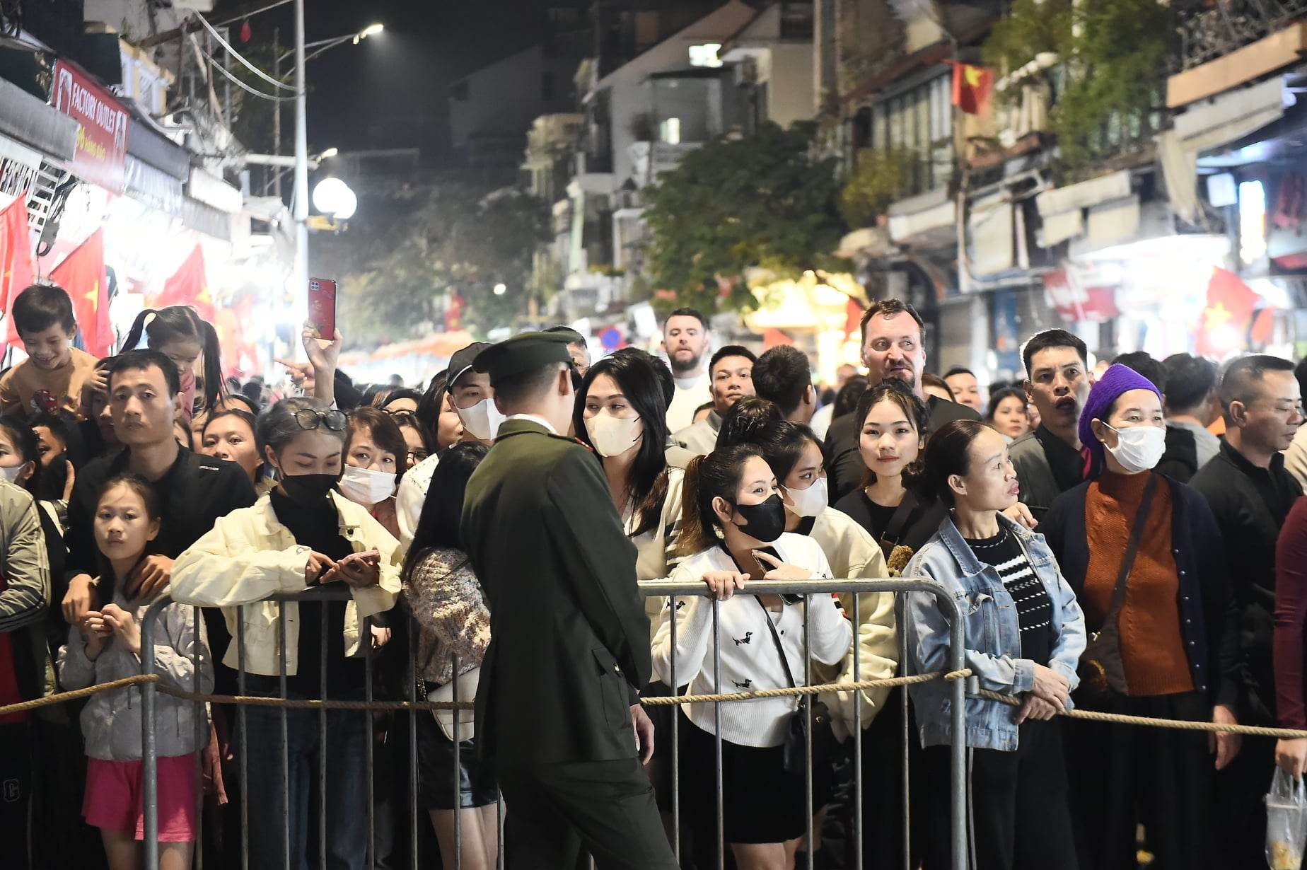 Hình ảnh nhìn đã thấy ngộp thở: Hàng nghìn người nhích từng chút ở phố đi bộ Hà Nội chờ giao thừa- Ảnh 6.