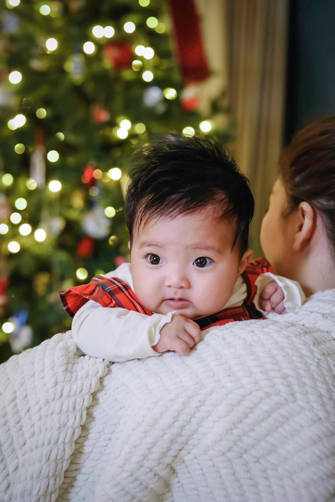 Điểm danh các cậu ấm, cô chiêu "mèo vàng" nhà sao Việt chào đời trong năm 2023- Ảnh 10. Điểm danh các cậu ấm, cô chiêu "mèo vàng" nhà sao Việt chào đời trong năm 2023- Ảnh 10.