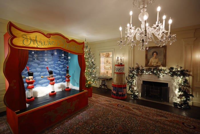 Đệ nhất phu nhân trang hoàng Nhà Trắng đón Giáng sinh: Giăng hơn 140,000 bóng đèn, tậu 98 cây thông gây choáng ngợp- Ảnh 9.